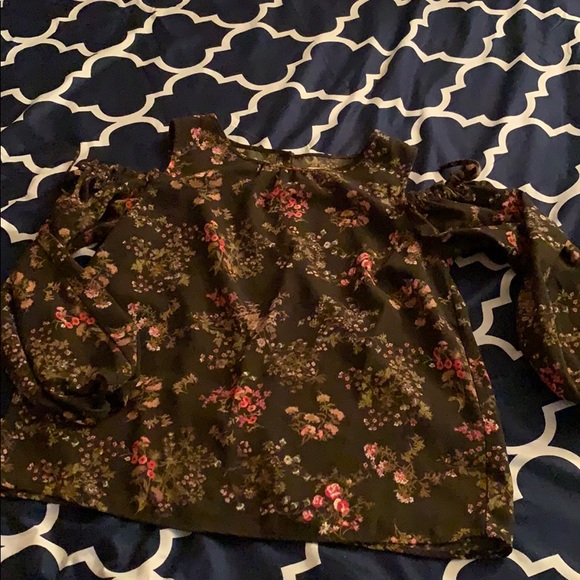 Beautiful floral top - Picture 2 of 3